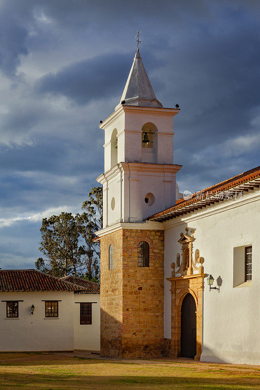 南美洲哥伦比亚-教堂的尖顶，伊格莱西亚德尔卡门，卡梅尔修道院，16世纪小镇Villa de Leyva，在波亚卡省